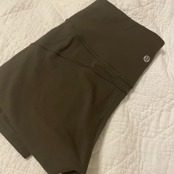 Lululemon In Movement 28” everlux leggings olive green - Picture 10 of 10